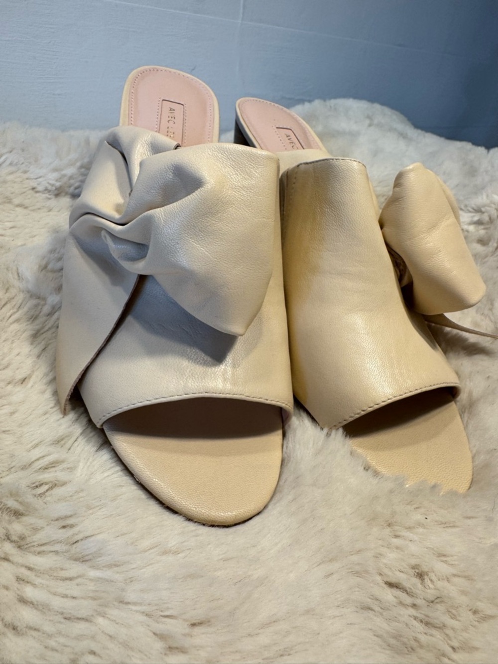 Avec Les Files 9.5 Leather Cream Bow Slide Mules
